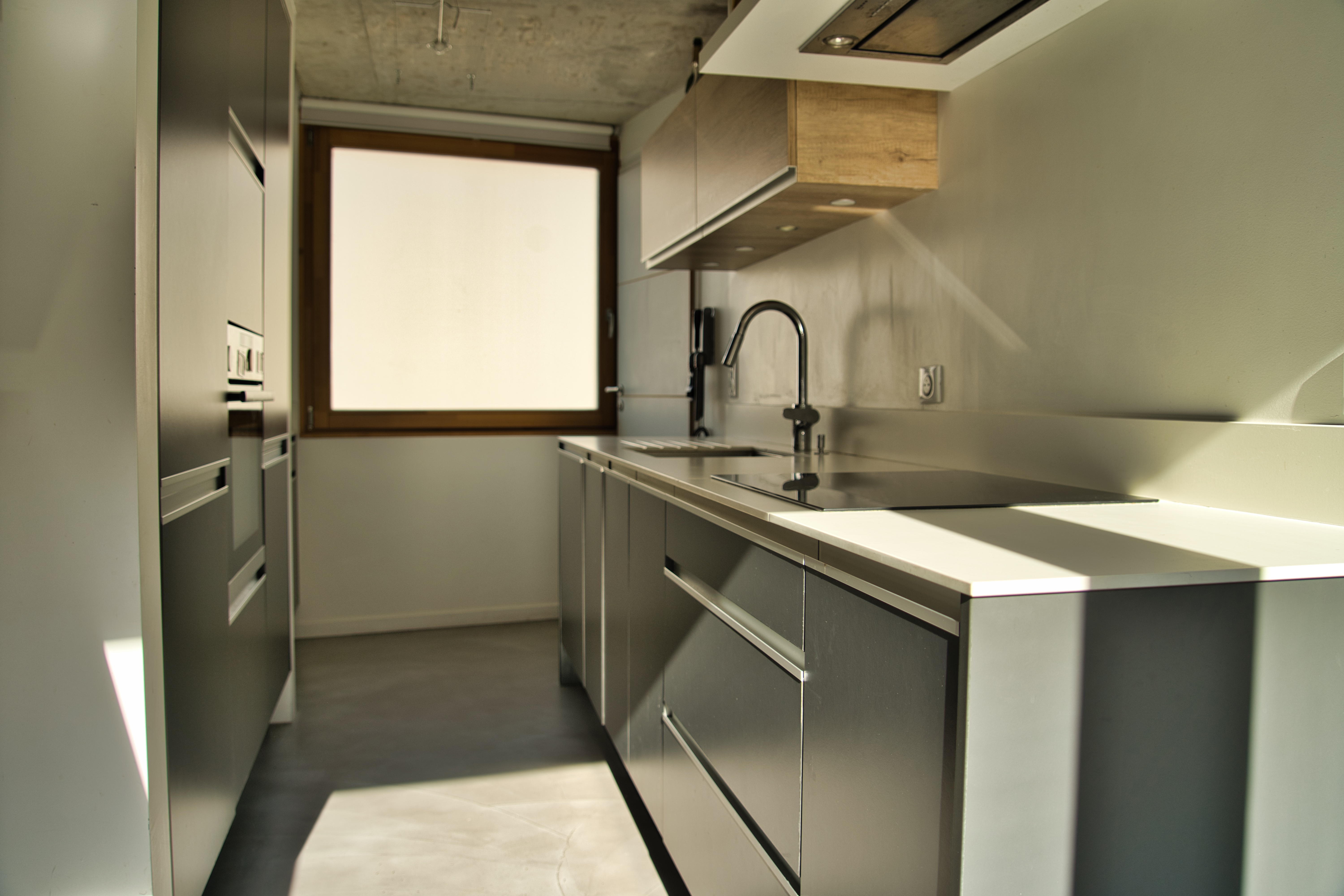 Cuisine équipée inox, plafond béton brut